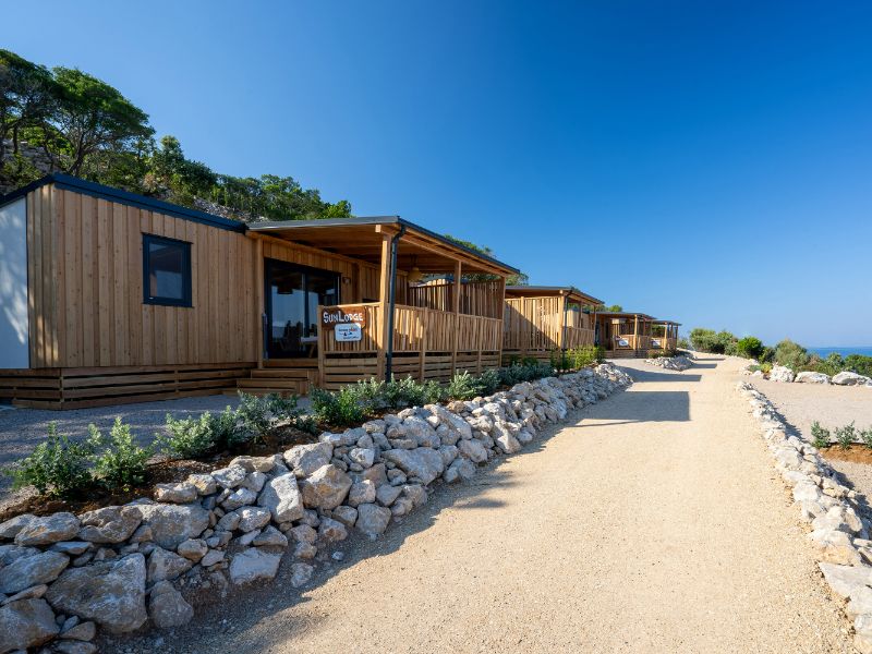 Außenansicht der SunLodge BigLeaf mit direkter Strand-Lage