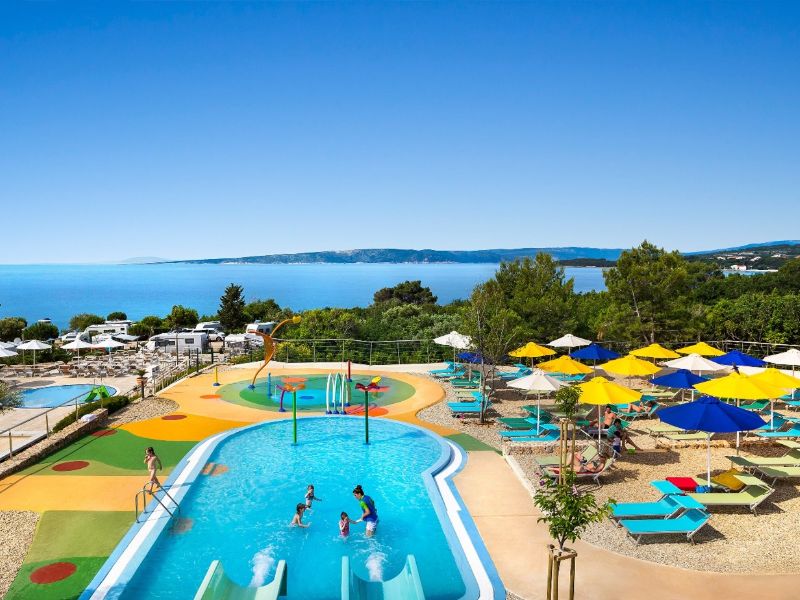 Campingplatz mit großem Aquapark und Blick auf das Meer