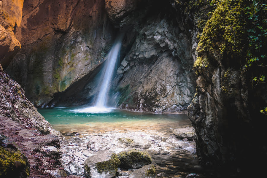 Waterval komt uit een grot