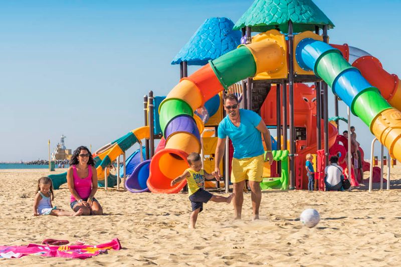 Familie spiel am Strand von Marina di Venezia