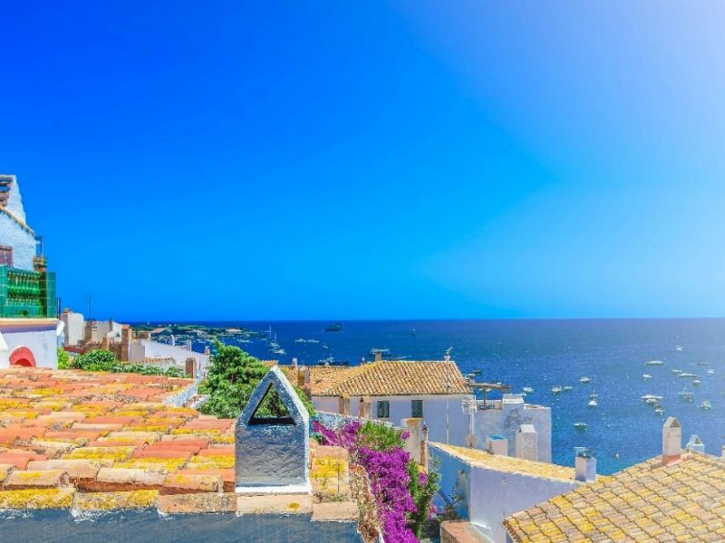 Blick auf die weißen Häuser und das Meer bei Cadaques